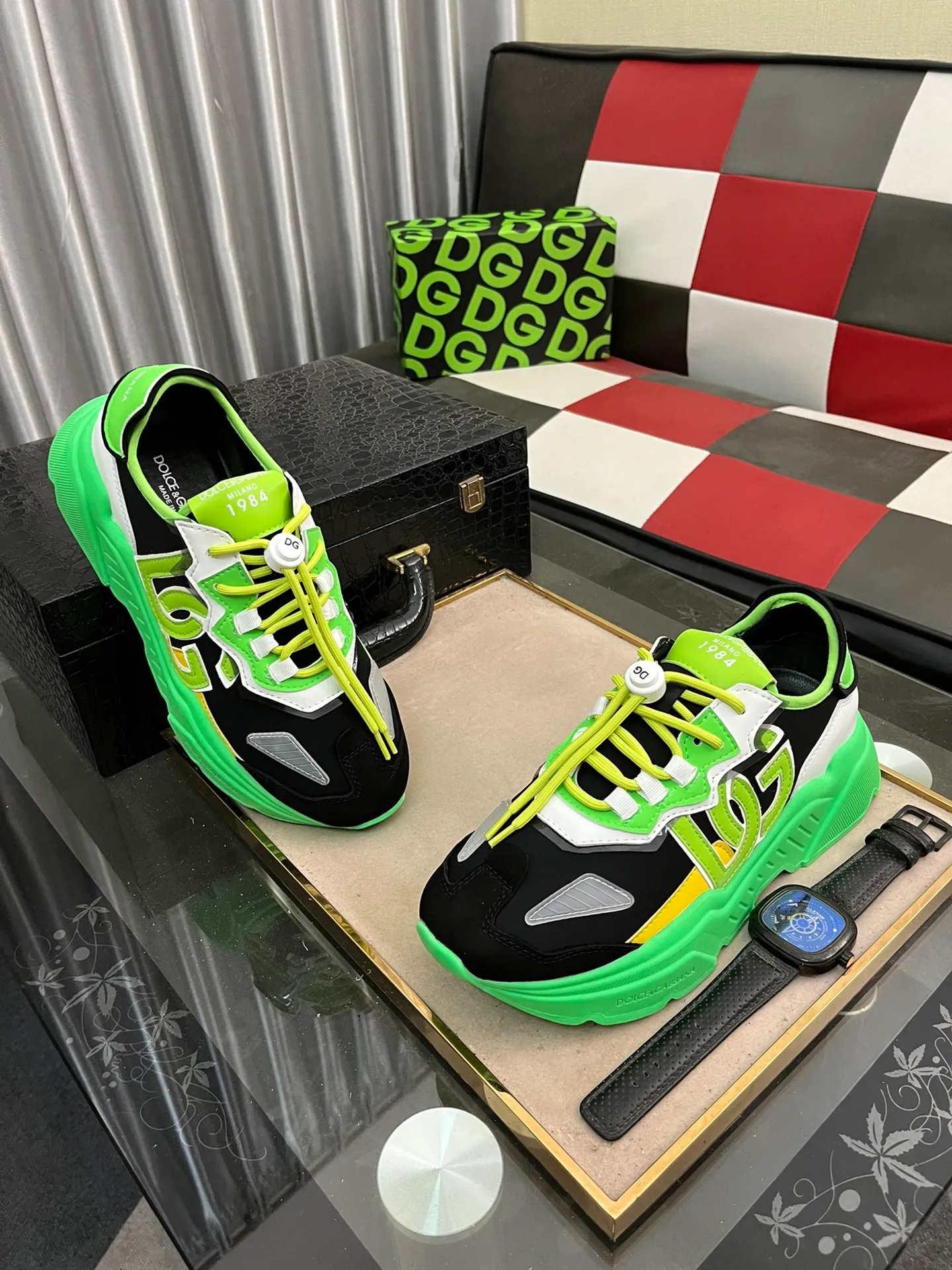 Men's shoes 💰480⌚⌚️DG's latest popular casual shoes 🔥🔥, the tongue has the brand's iconic details, and the combination of silk cowhide and cow suede enhances the style. Fashionable and versatile, it can complement any look. Create an exquisite design with unique dynamic vitality and modern atmosphere, showing modern elegance. Size: 35-463⃣️colors available
